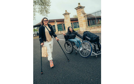 Deux joueuses du joueuses du CS Meaux Basket Fauteuil en Équipe de France